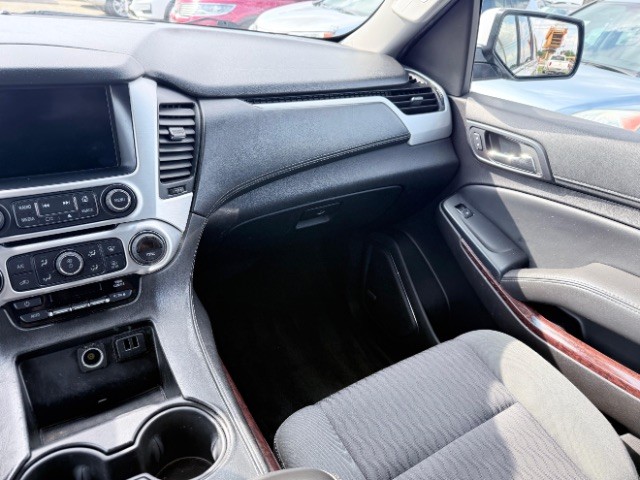 GMC Yukon XL Vehicle Full-screen Gallery Image 09
