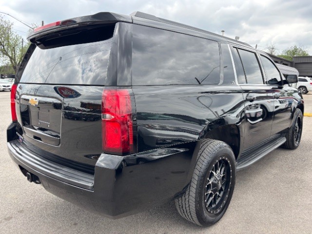 Chevrolet Suburban Vehicle Full-screen Gallery Image 06