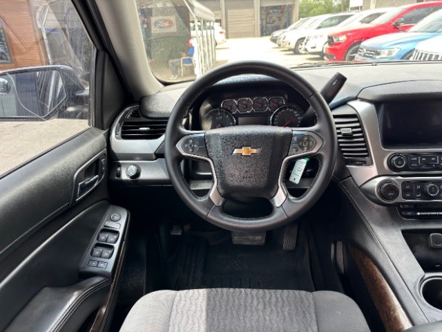 Chevrolet Suburban Vehicle Full-screen Gallery Image 09