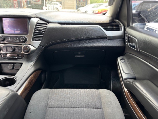 Chevrolet Suburban Vehicle Full-screen Gallery Image 10