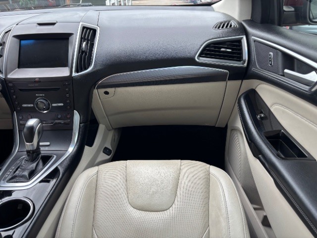 Ford Edge Vehicle Full-screen Gallery Image 09