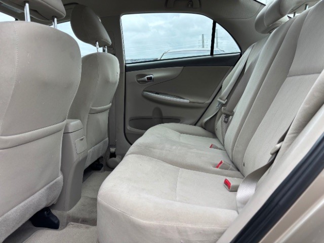 Toyota Corolla Vehicle Full-screen Gallery Image 06