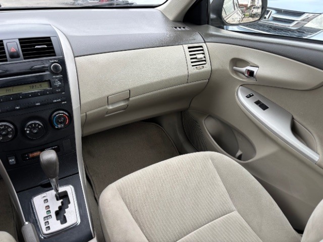 Toyota Corolla Vehicle Full-screen Gallery Image 09
