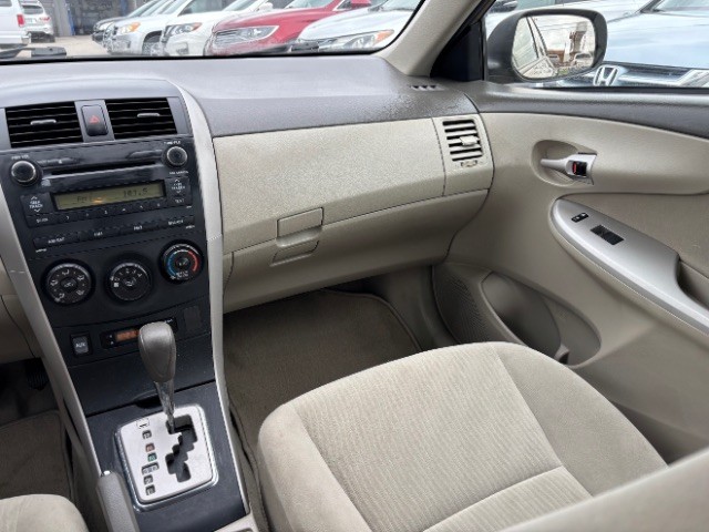 Toyota Corolla Vehicle Full-screen Gallery Image 10