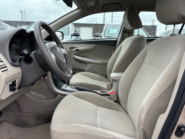 Toyota Corolla Vehicle Full-screen Gallery Image 11
