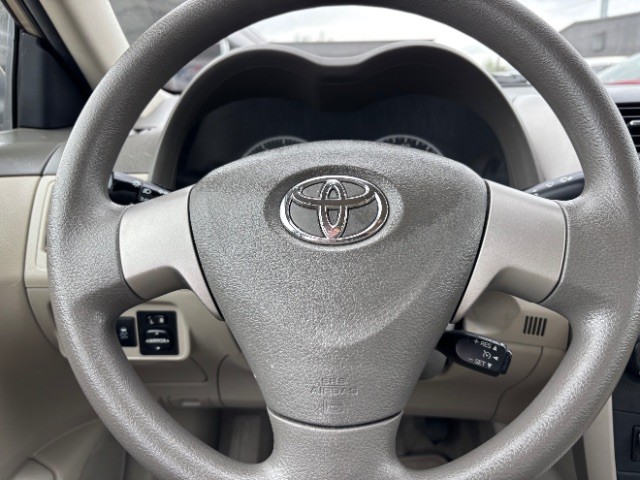 Toyota Corolla Vehicle Full-screen Gallery Image 13
