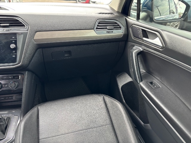 Volkswagen Tiguan Vehicle Full-screen Gallery Image 11