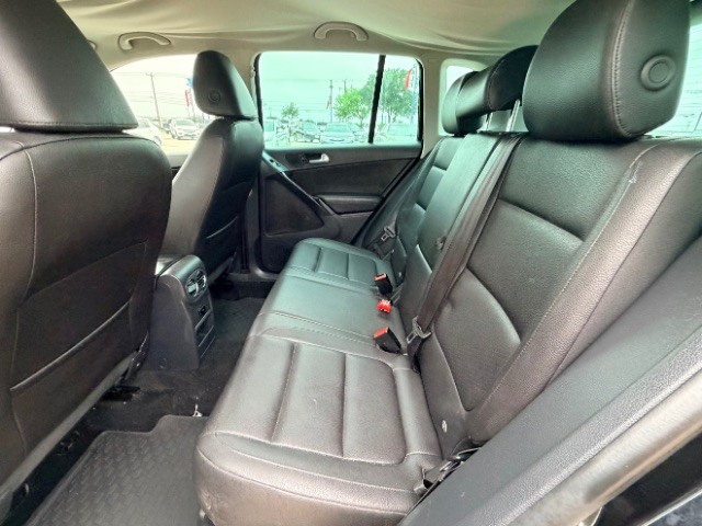 Volkswagen Tiguan Vehicle Full-screen Gallery Image 11