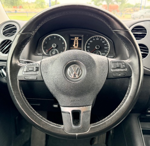 Volkswagen Tiguan Vehicle Full-screen Gallery Image 12