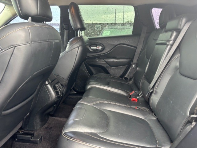 Jeep Cherokee Vehicle Full-screen Gallery Image 06