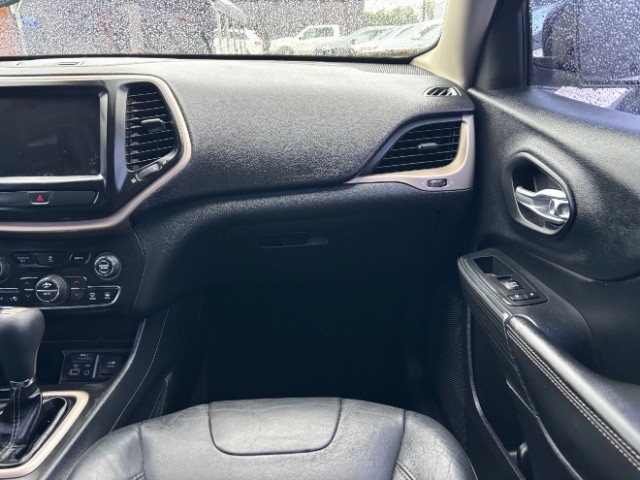 Jeep Cherokee Vehicle Full-screen Gallery Image 09