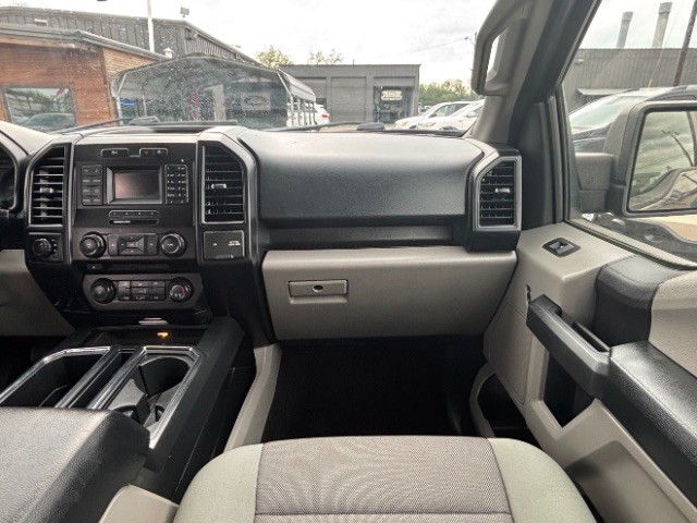 Ford F-150 Vehicle Full-screen Gallery Image 09