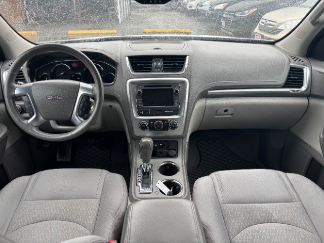 GMC Acadia Vehicle Full-screen Gallery Image 07