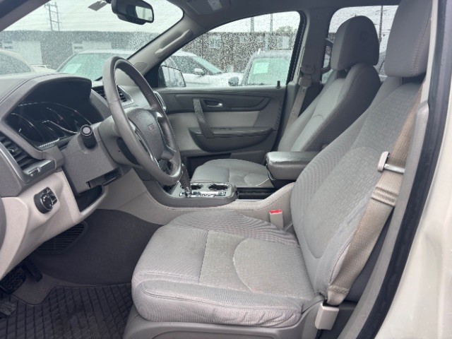 GMC Acadia Vehicle Full-screen Gallery Image 10