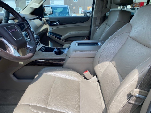 GMC Yukon Vehicle Full-screen Gallery Image 10