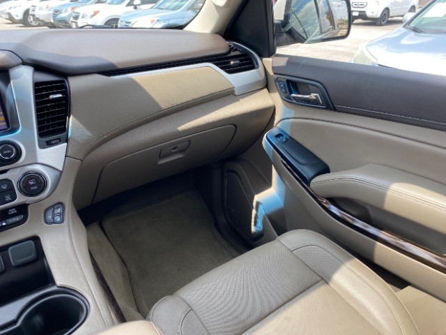 GMC Yukon Vehicle Full-screen Gallery Image 12