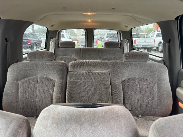 Chevrolet Suburban Vehicle Full-screen Gallery Image 07