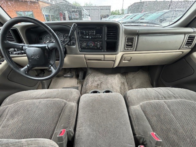 Chevrolet Suburban Vehicle Full-screen Gallery Image 08