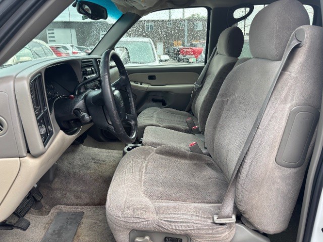 Chevrolet Suburban Vehicle Full-screen Gallery Image 11