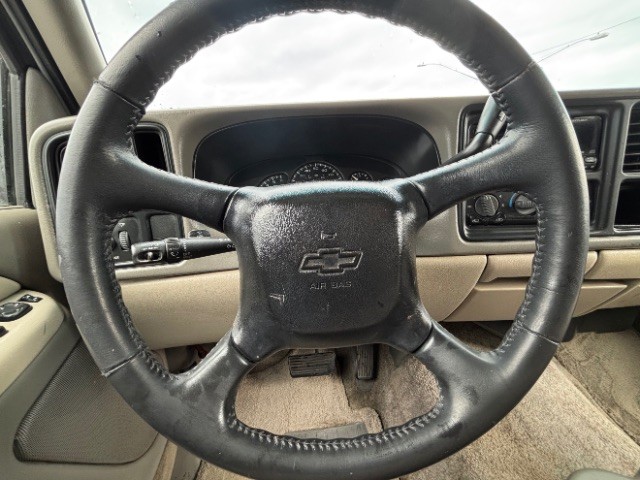 Chevrolet Suburban Vehicle Full-screen Gallery Image 12