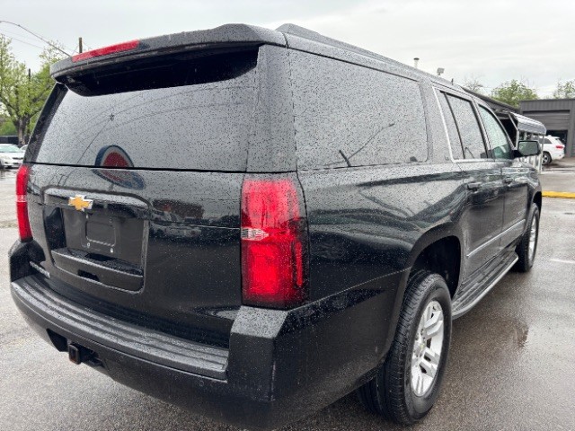 Chevrolet Suburban Vehicle Full-screen Gallery Image 05