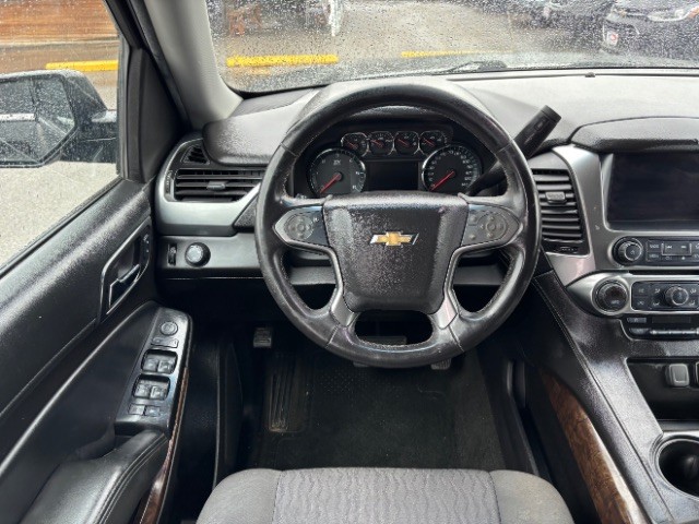 Chevrolet Suburban Vehicle Full-screen Gallery Image 09