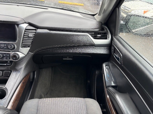 Chevrolet Suburban Vehicle Full-screen Gallery Image 10