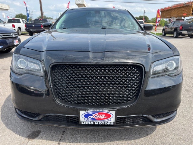 Chrysler 300 Vehicle Full-screen Gallery Image 02