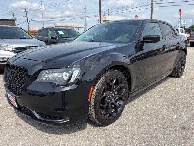 Chrysler 300 Vehicle Full-screen Gallery Image 03