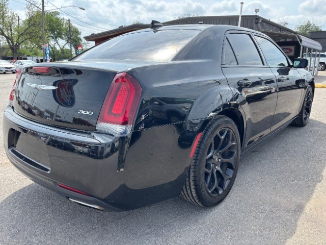 Chrysler 300 Vehicle Full-screen Gallery Image 04