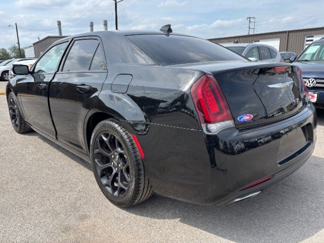 Chrysler 300 Vehicle Full-screen Gallery Image 05