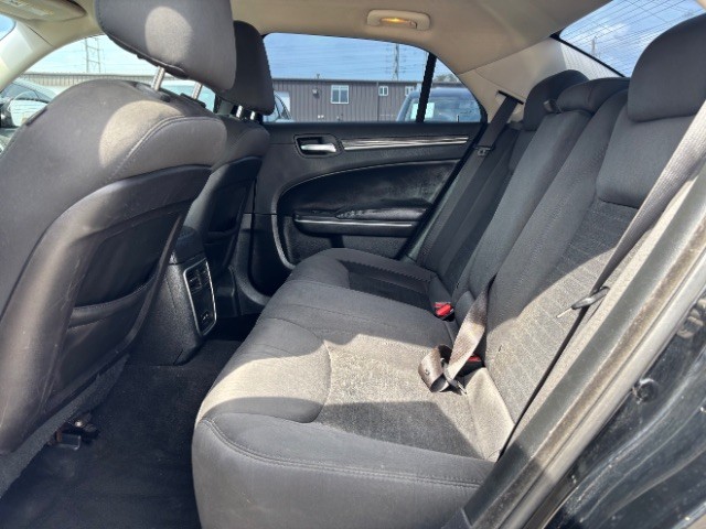 Chrysler 300 Vehicle Full-screen Gallery Image 06