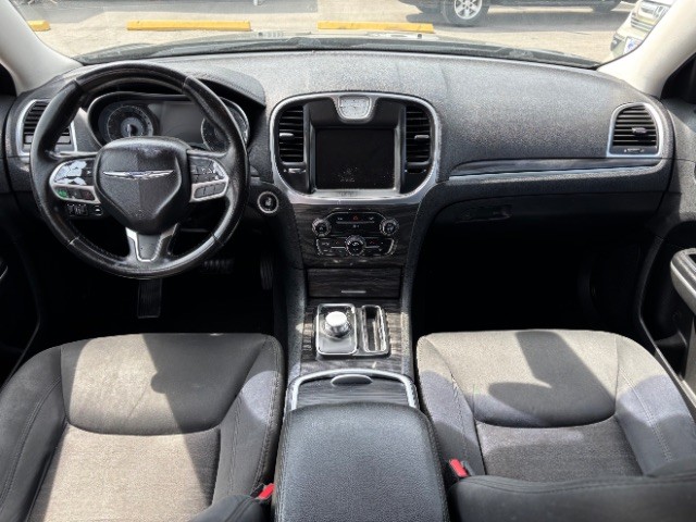Chrysler 300 Vehicle Full-screen Gallery Image 07
