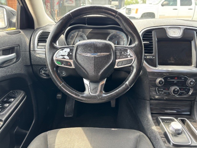 Chrysler 300 Vehicle Full-screen Gallery Image 08