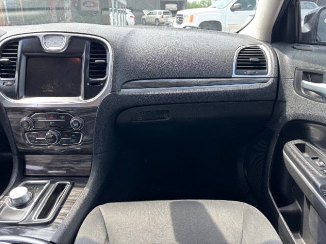 Chrysler 300 Vehicle Full-screen Gallery Image 09
