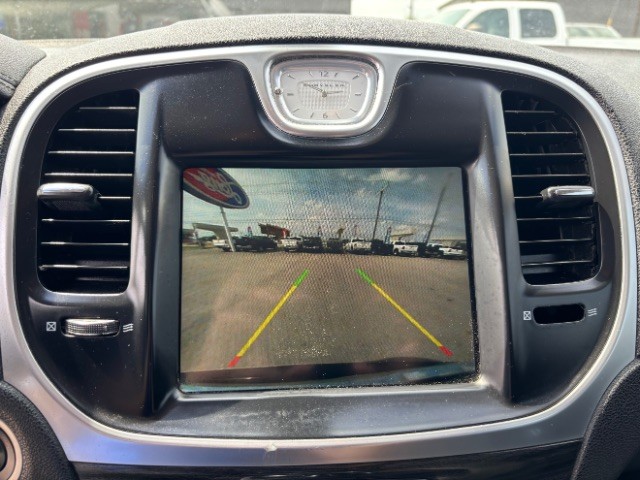 Chrysler 300 Vehicle Full-screen Gallery Image 10