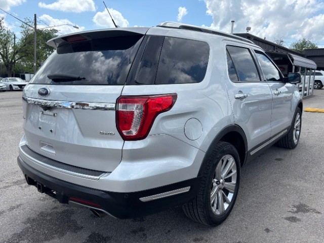 Ford Explorer Vehicle Full-screen Gallery Image 05