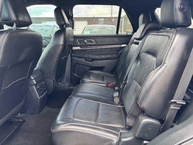 Ford Explorer Vehicle Full-screen Gallery Image 06