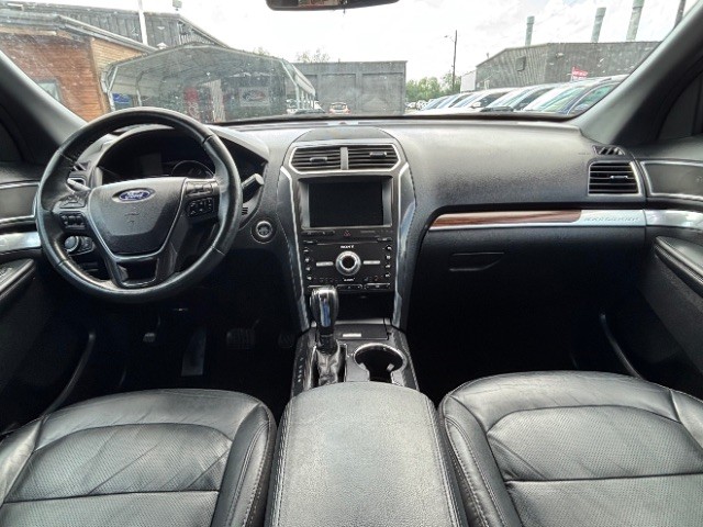 Ford Explorer Vehicle Full-screen Gallery Image 07