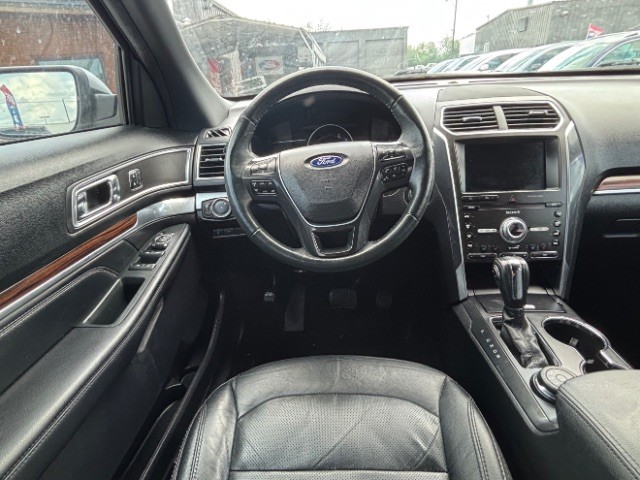 Ford Explorer Vehicle Full-screen Gallery Image 08