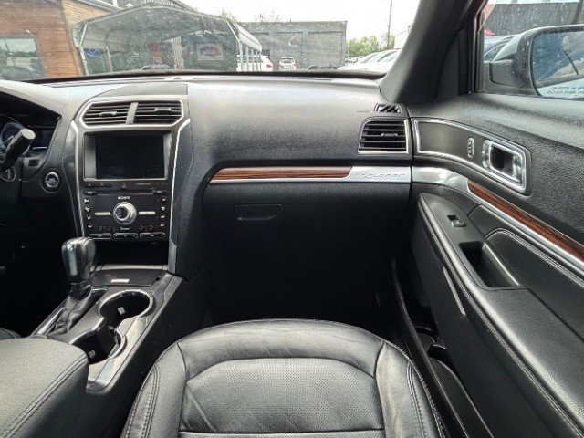 Ford Explorer Vehicle Full-screen Gallery Image 09
