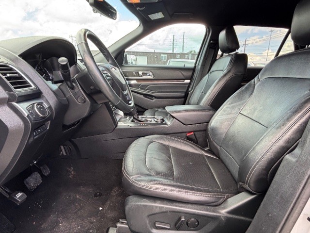Ford Explorer Vehicle Full-screen Gallery Image 10