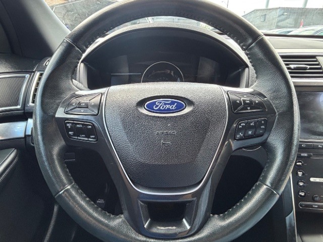 Ford Explorer Vehicle Full-screen Gallery Image 12