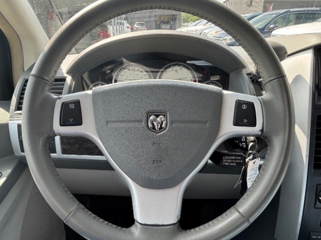 Dodge Grand Caravan Vehicle Full-screen Gallery Image 12