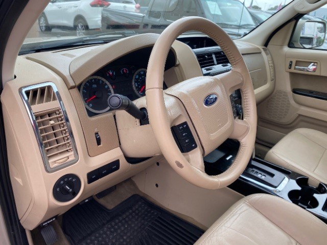 Ford Escape Vehicle Full-screen Gallery Image 09