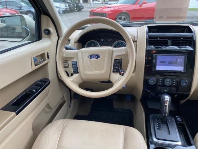 Ford Escape Vehicle Full-screen Gallery Image 11