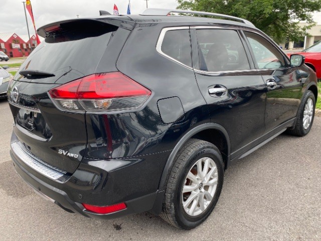 Nissan Rogue Vehicle Full-screen Gallery Image 04