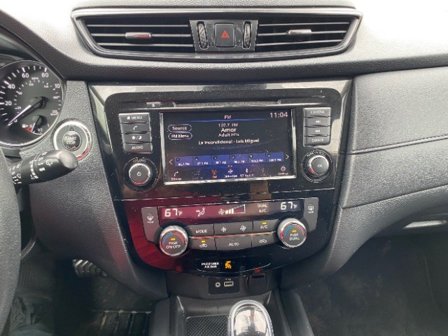 Nissan Rogue Vehicle Full-screen Gallery Image 12