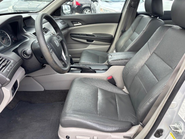 Honda Accord Sedan Vehicle Full-screen Gallery Image 10