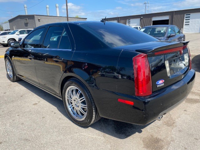 Cadillac STS Vehicle Full-screen Gallery Image 04